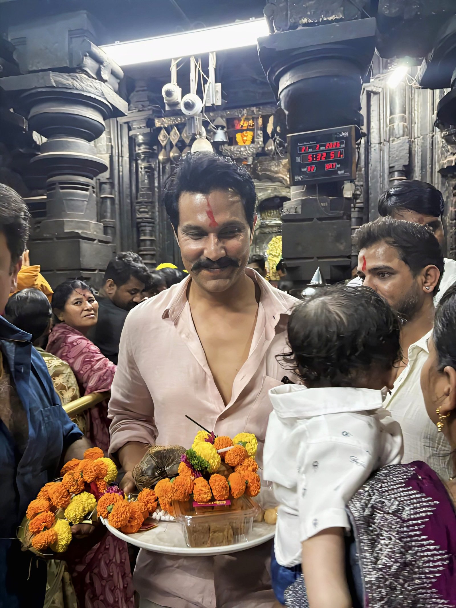 अभिनेता रणदीप हुड्डा ने ‘ईथा’ की शूटिंग पूरी करने और मार्च में पिता बनने से पहले कोल्हापुर महालक्ष्मी मंदिर में लिया आशीर्वाद