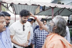 अड़ीवी शेष ने ‘डकैत’ की अप्रैल रिलीज़ से पहले भद्रकाली मंदिर में लिया आशीर्वाद