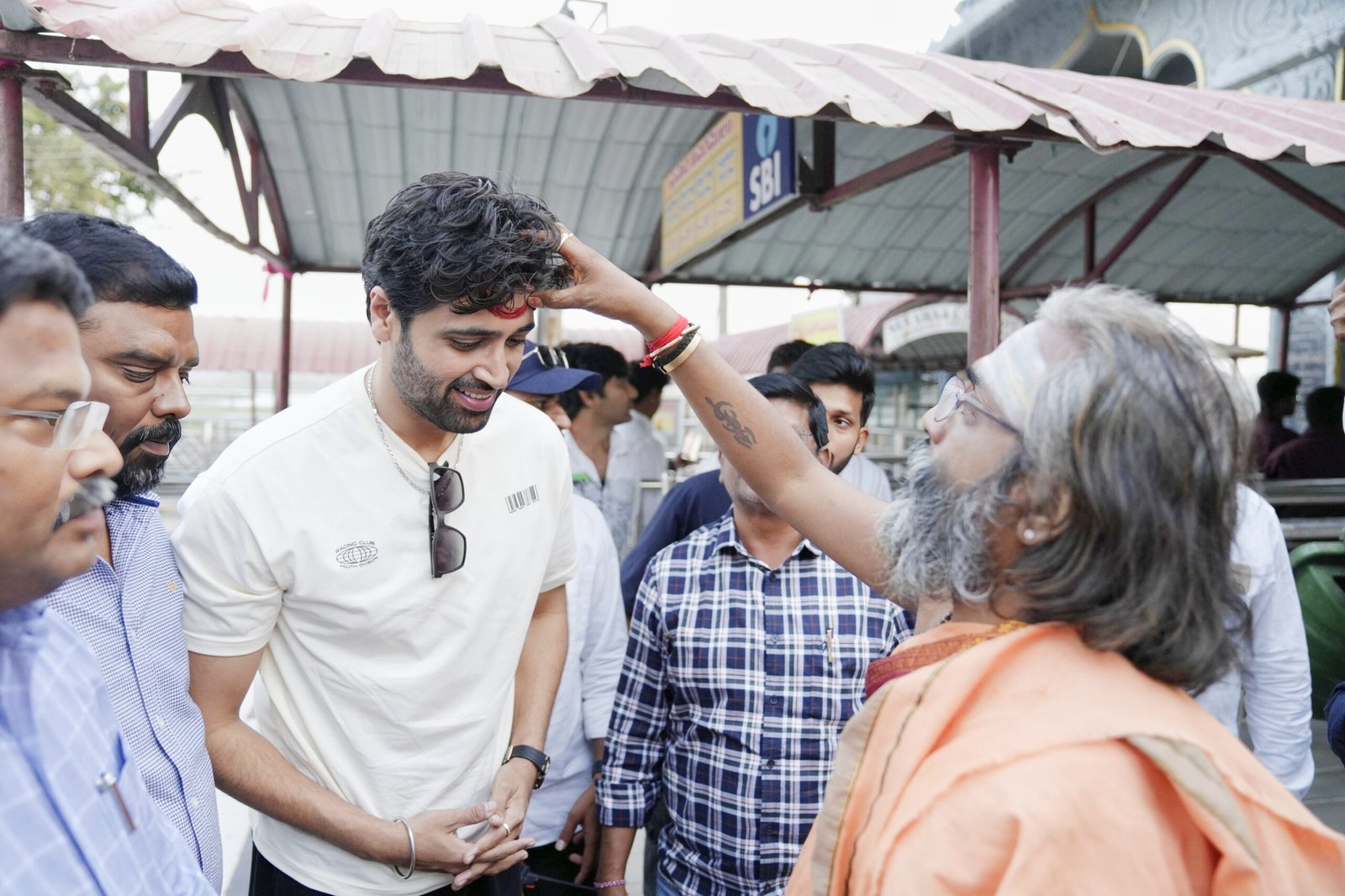 अड़ीवी शेष ने ‘डकैत’ की अप्रैल रिलीज़ से पहले भद्रकाली मंदिर में लिया आशीर्वाद