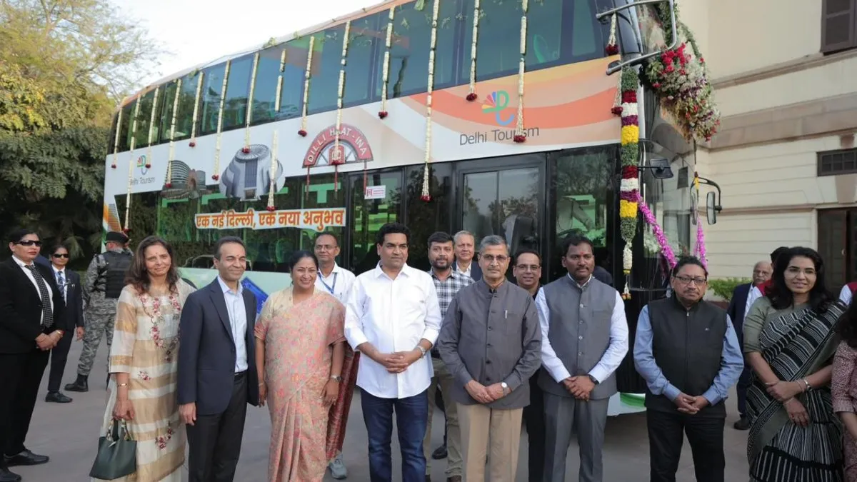 दिल्ली की सैर के लिए डबल डेकर पर्यटक बस सेवा शुरू, मुख्यमंत्री रेखा गुप्ता ने किया शुभारंभ