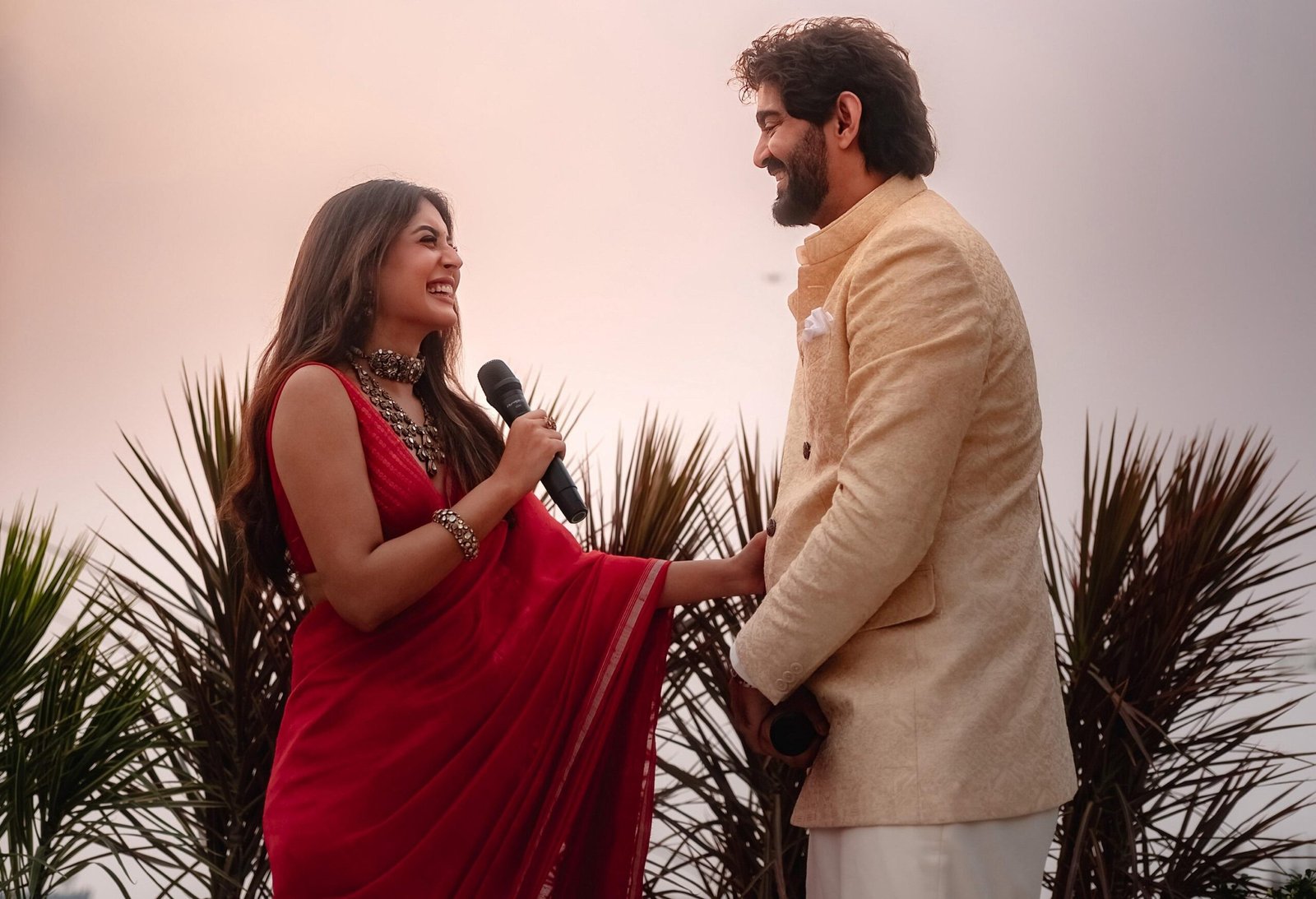 कृतिका कामरा और गौरव कपूर शादी के बंधन में बंधे, बांद्रा स्थित घर में हुआ सादगी भरा सुनहरी रंगों वाला समारोह